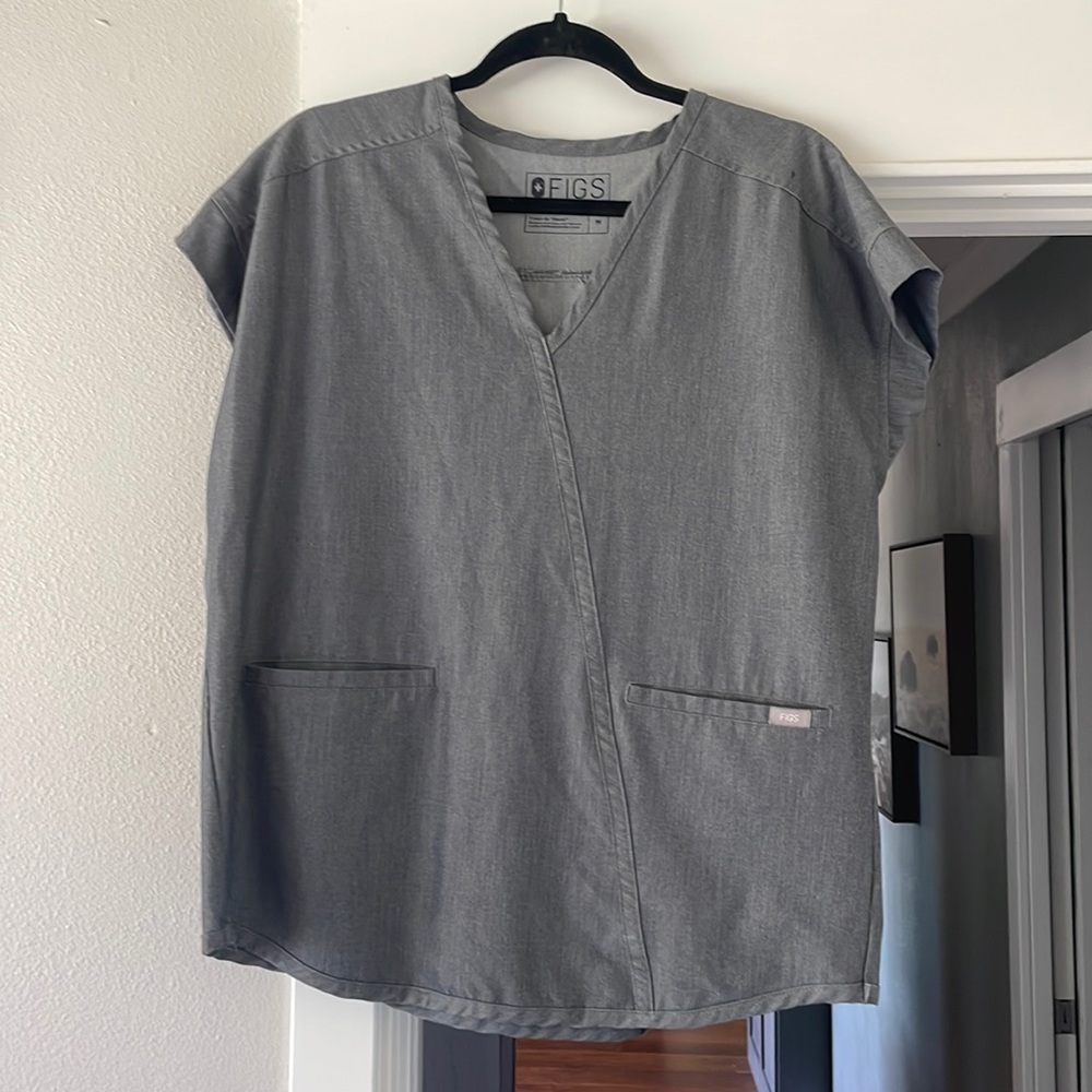 Figs size M top that has hardly been worn. In pristine condition. No stains.